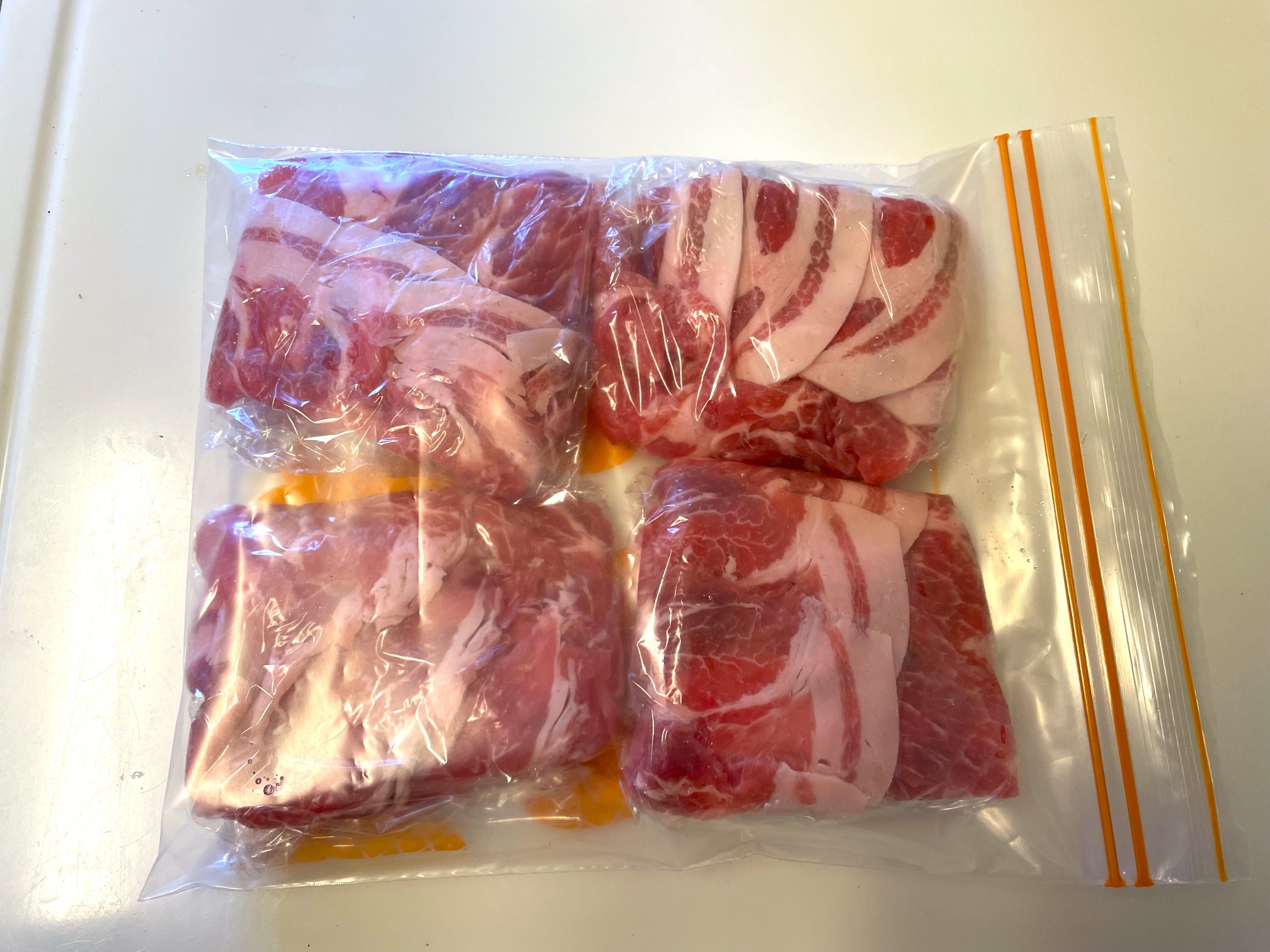 ジッパーつき冷凍保存袋に肉を入れる