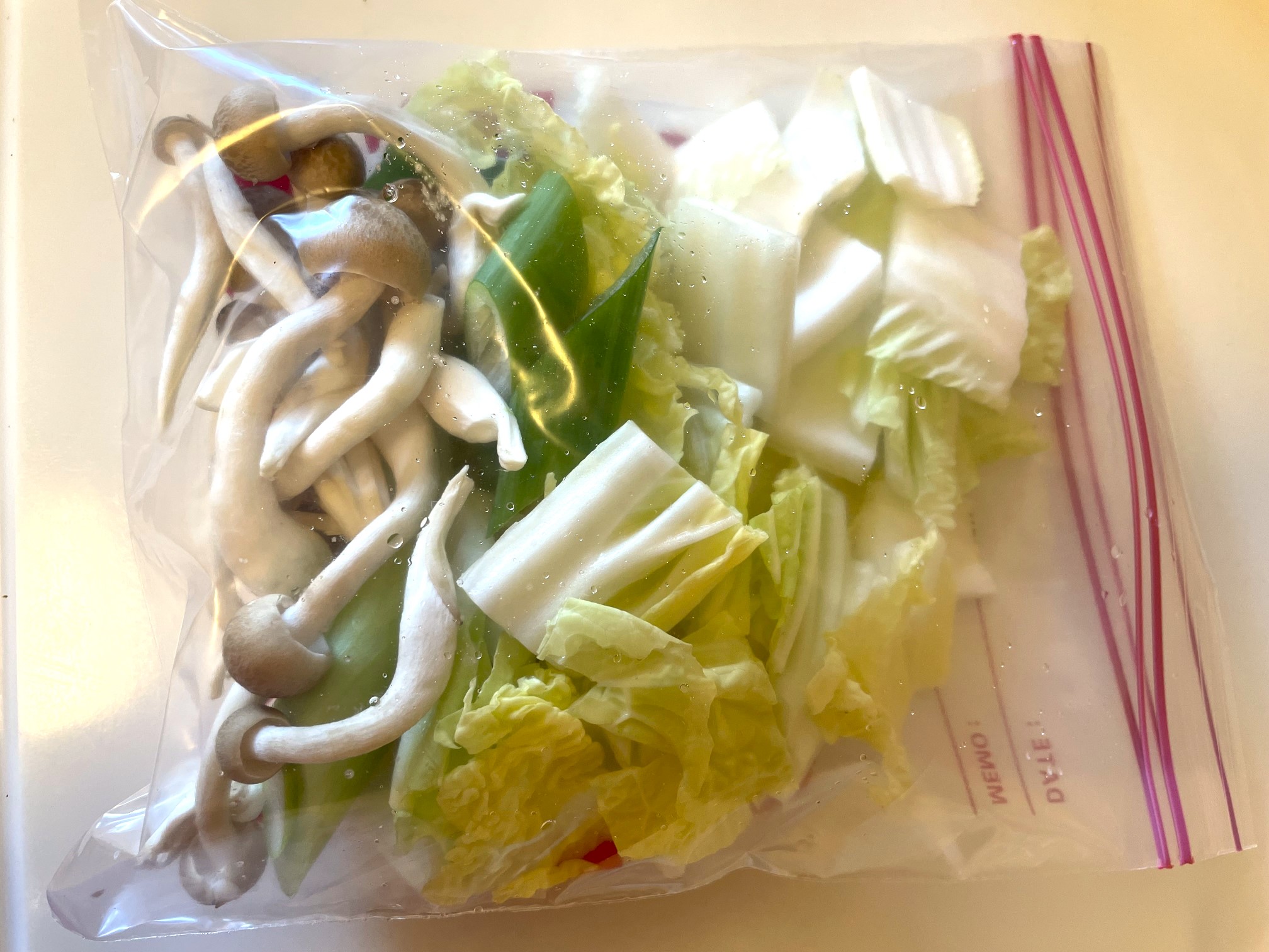 小分けにして冷凍保存袋に入れた野菜